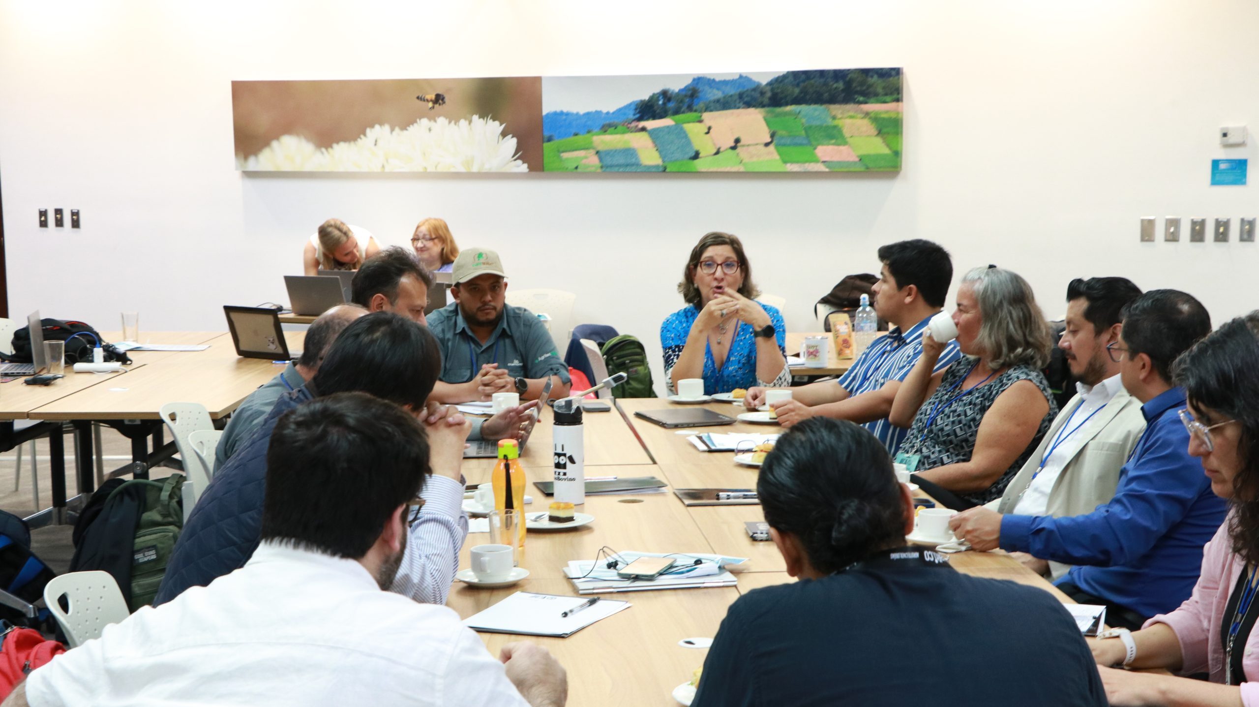 mesa de conversación en semana de agricultura digital